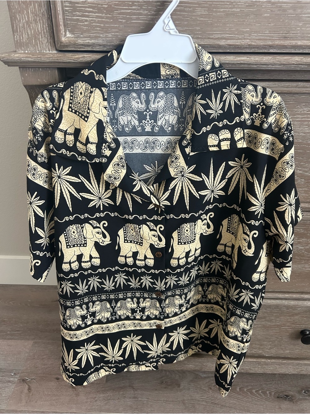 Men's Black & Cream Elephant Print Short-Sleeve Button-Down Shirt - Casual